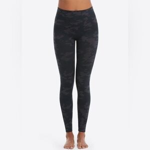 Spanx Look At Me Now High Waisted Seamless Black Camo Full Length Leggings - S